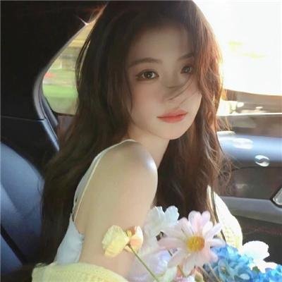 坐在酒吧里吃蛋糕